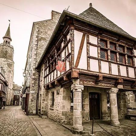 De La Tour De L'horloge De * Dinan